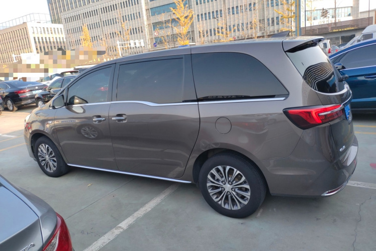 别克GL8 2023款 改款 陆上公务舱 豪华型车身外观4