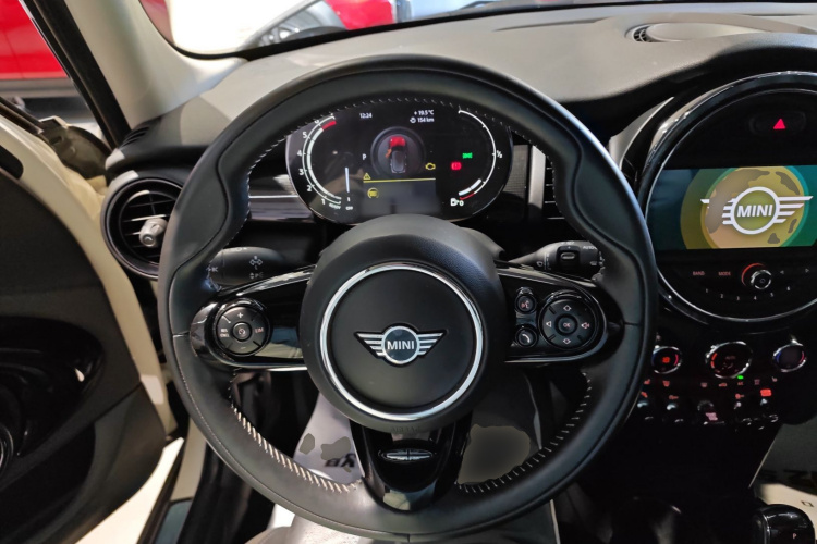 MINI 2021款 1.5T COOPER 艺术家 五门版中控内饰13