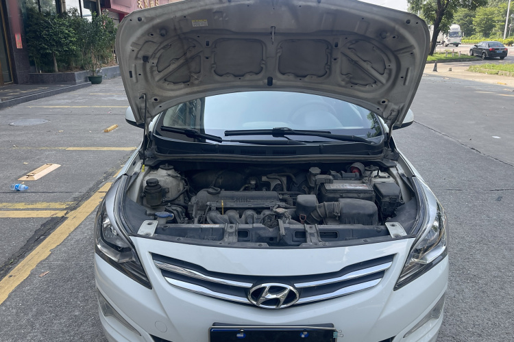 现代 瑞纳 2014款 1.4L 自动智能型GLS局部细节24