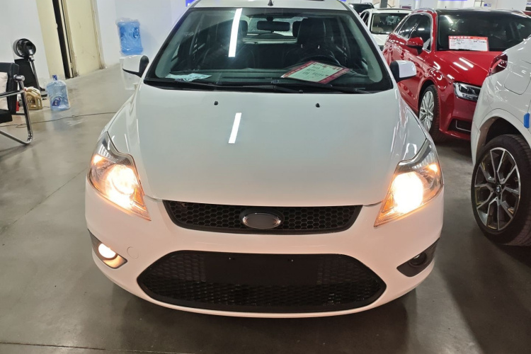 福特 福克斯 2013款 两厢经典 1.8L 手动百万纪念版车身外观2