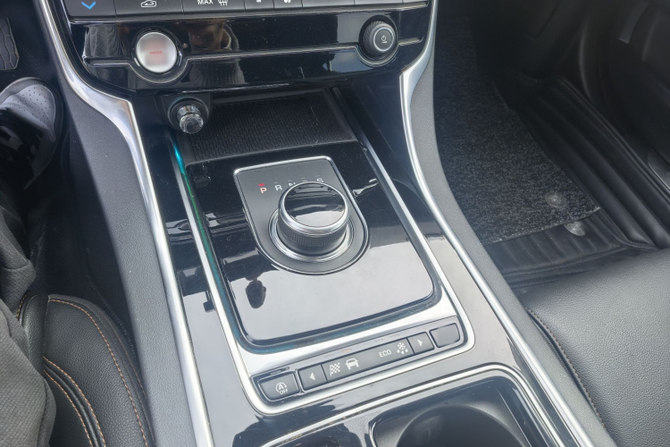 捷豹XEL 2019款 2.0T 200PS 尊享版局部细节18