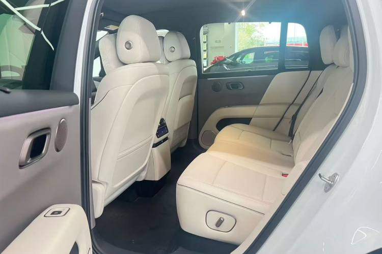 理想汽车 理想i6 2025款 两驱标准型中控内饰7002