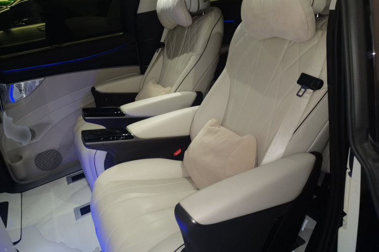 腾势D9 2024款 DM-i 980 四驱旗舰型中控内饰21