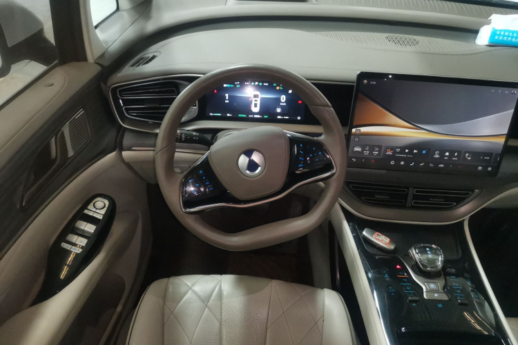 腾势D9 2022款 DM-i 970 四驱旗舰型中控内饰13