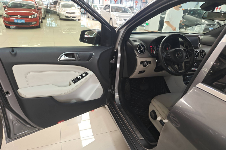 奔驰B级 2015款 B 200 动感型中控内饰20