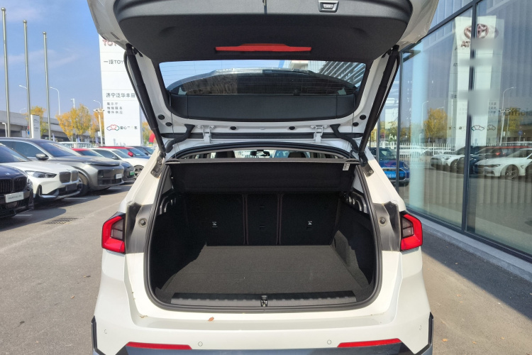 宝马X1 2024款 sDrive25Li X设计套装机舱底盘23