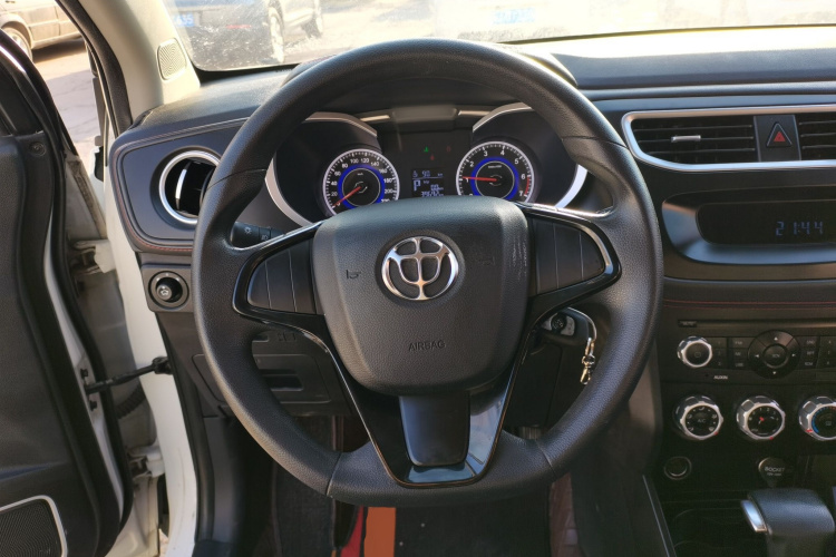 中华V3 2016款 1.5L 自动舒适型中控内饰13