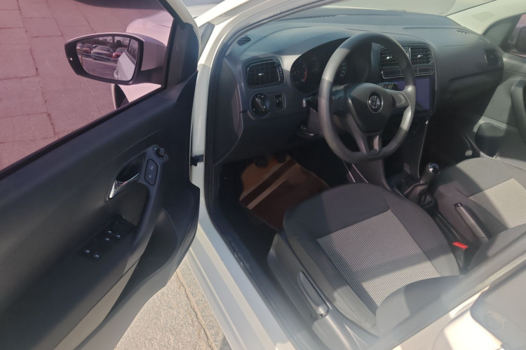 大众 Polo 2014款 1.4L 手动风尚版中控内饰7003