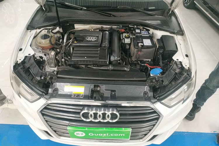 奥迪A3 2018款 30周年年型 Sportback 35 TFSI 时尚型机舱底盘24