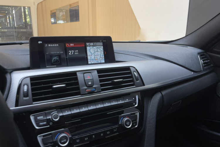 宝马3系 2019款 320i M运动曜夜版中控内饰7013