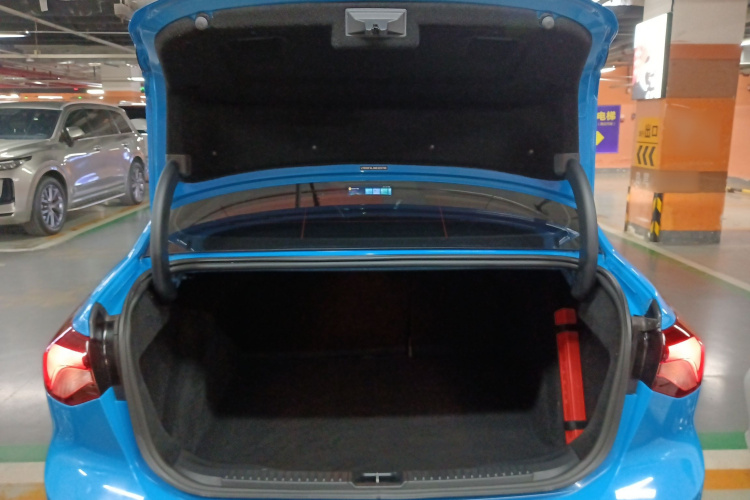 福特 福克斯 2022款 三厢 EcoBoost 180 自动竞速版机舱底盘23