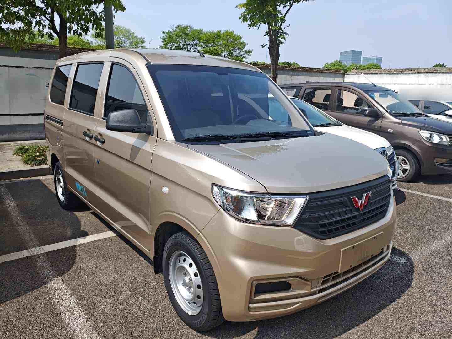 车辆右前45度外观展示