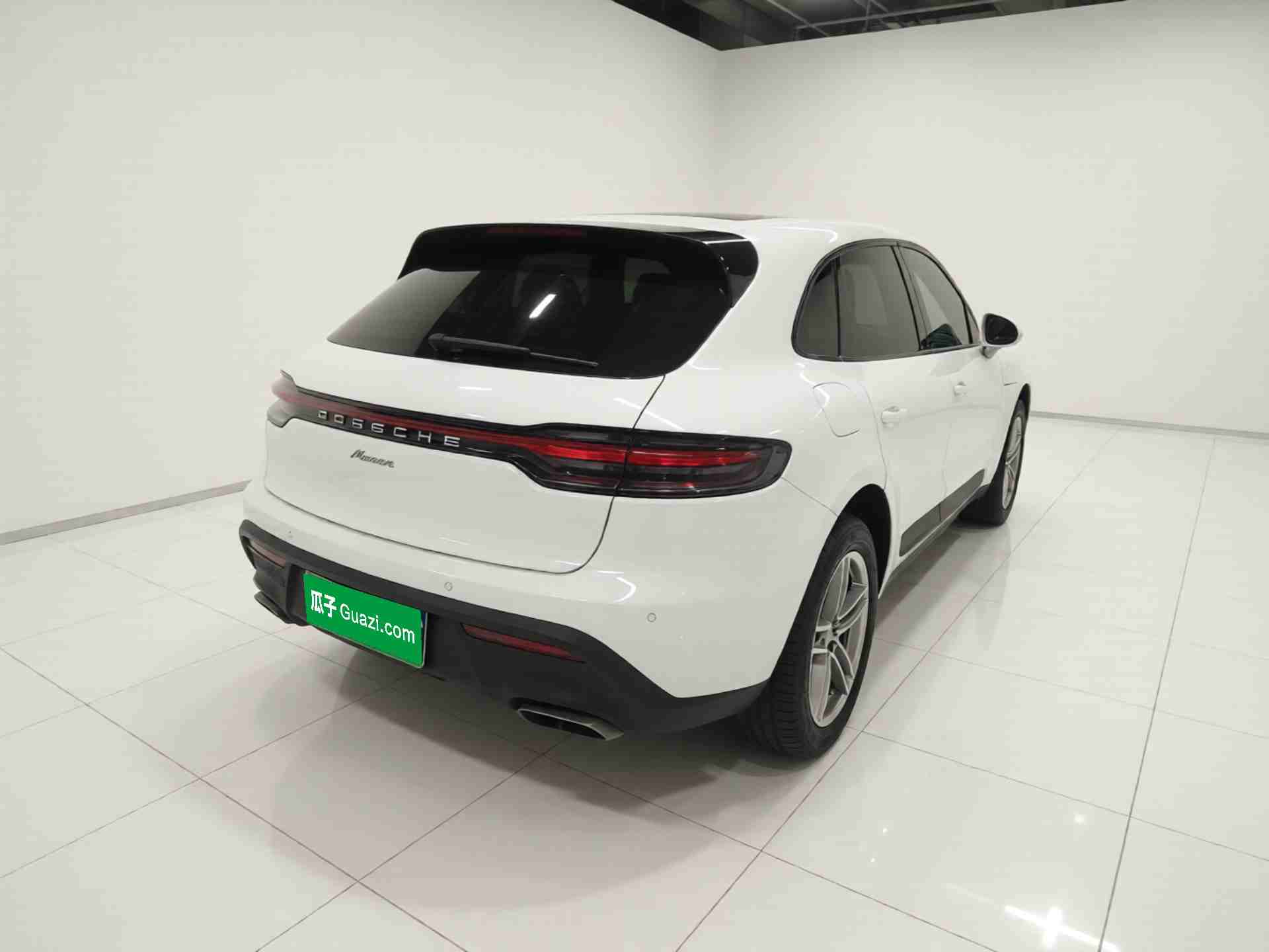 车辆右后45度外观展示