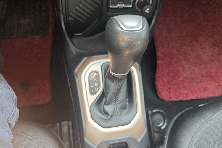 Jeep 自由侠 2018款 互联大屏版 180T 自动高能版局部细节18