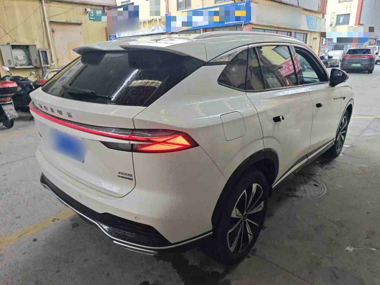 车辆右后45度外观展示