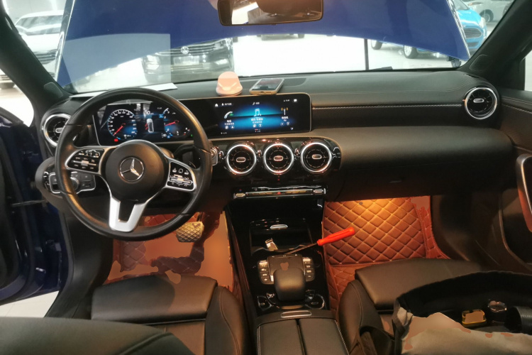 奔驰A级 2020款 改款 A 200 L 运动轿车动感型中控内饰12