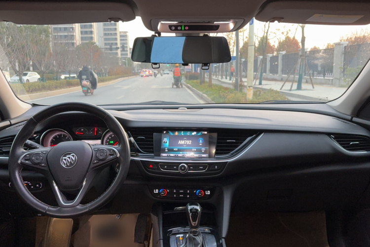 别克 君威 2019款 20T 精英型 国VI中控内饰7004