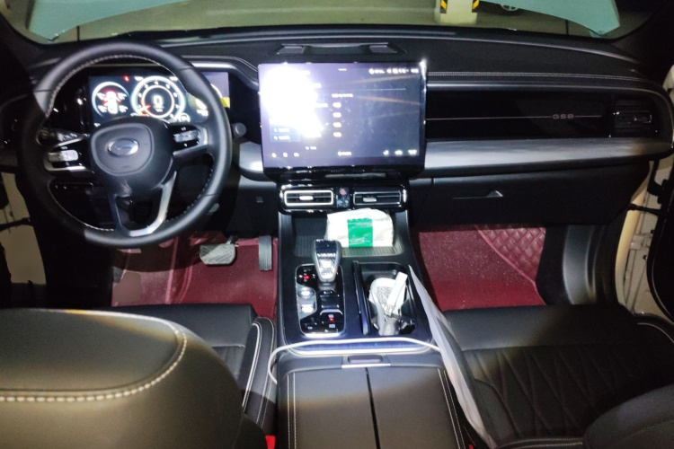 广汽传祺 传祺GS8 2025款 领航系列 2.0TGDI 两驱豪华版 5座中控内饰12