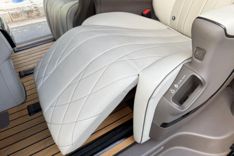 腾势D9 2022款 DM-i 1040 尊贵型中控内饰7009