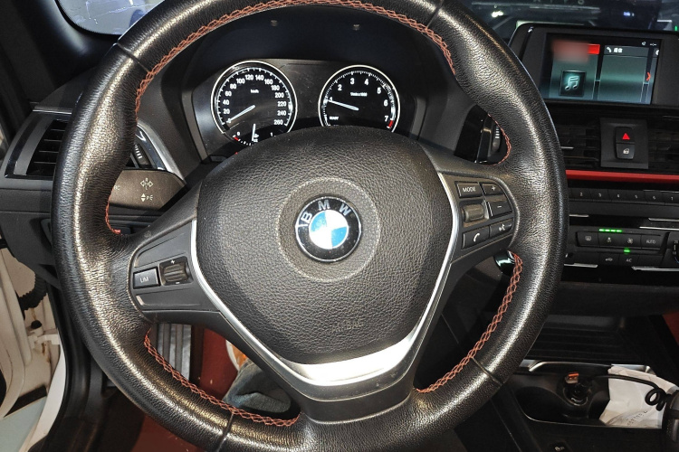 宝马2系(进口) 2018款 220i 敞篷轿跑车 运动设计套装局部细节13