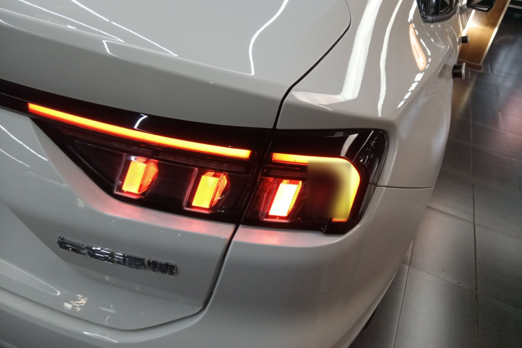 福特 蒙迪欧 2022款 改款 EcoBoost 245 豪华型车身外观9