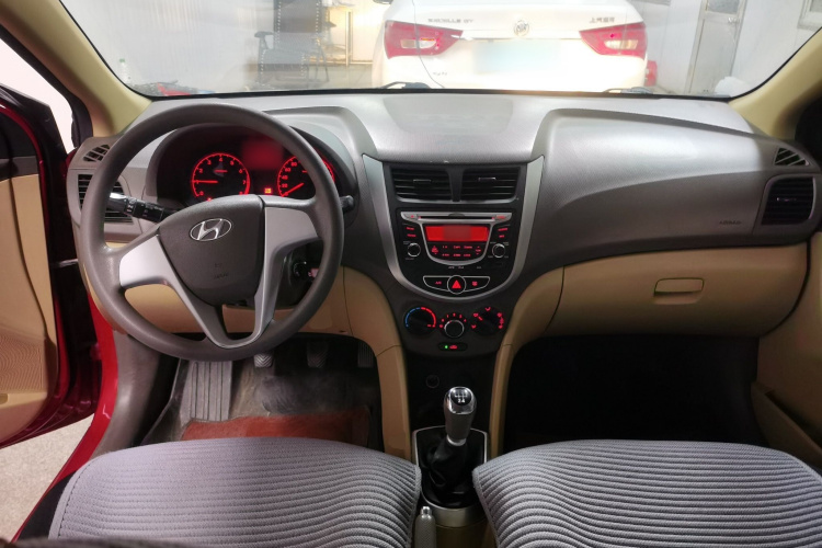 现代 瑞纳 2010款 三厢 1.4L 手动舒适型GS中控内饰12