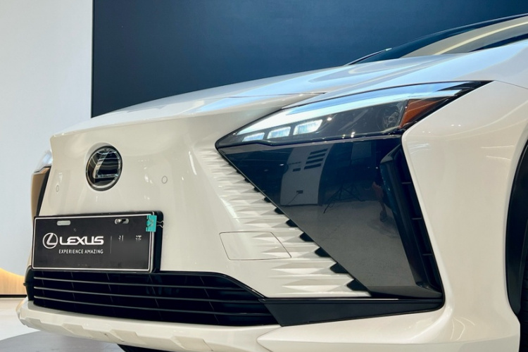 雷克萨斯RZ 2023款 450e 四驱纵享版车身外观6012