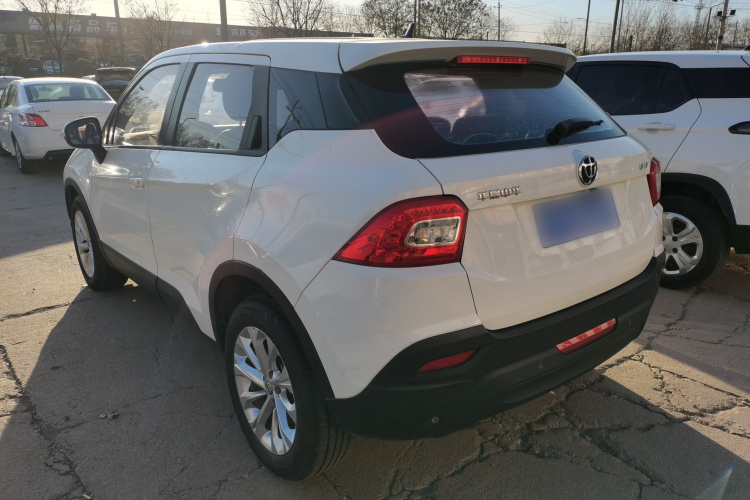 中华V3 2016款 1.5L 自动舒适型车身外观4