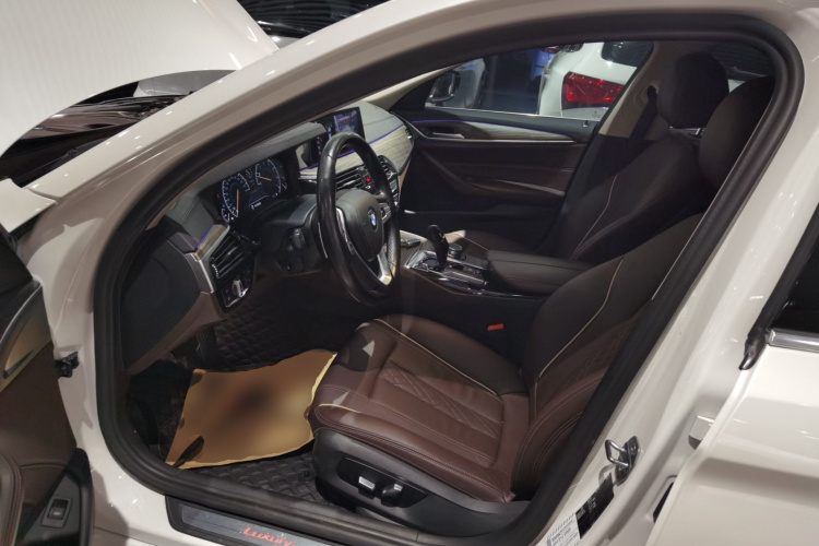 宝马5系 2019款 530Li 领先型 豪华套装中控内饰19