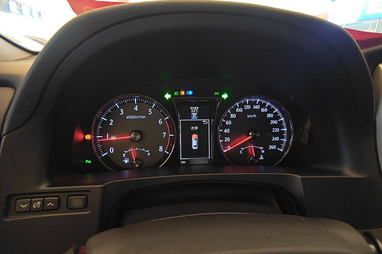 丰田 皇冠 2018款 2.0T 运动版局部细节14