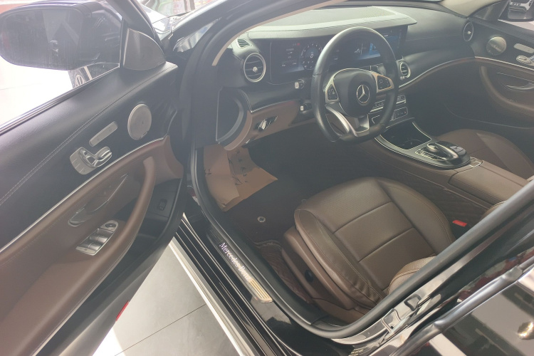 奔驰E级 2018款 改款 E 300 L 运动时尚型中控内饰7003