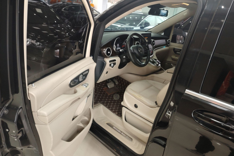 奔驰V级 2016款 V 260 L 尊贵加长版中控内饰20
