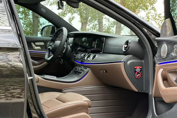 奔驰E级 2022款 改款 E 260 L 运动型中控内饰7009