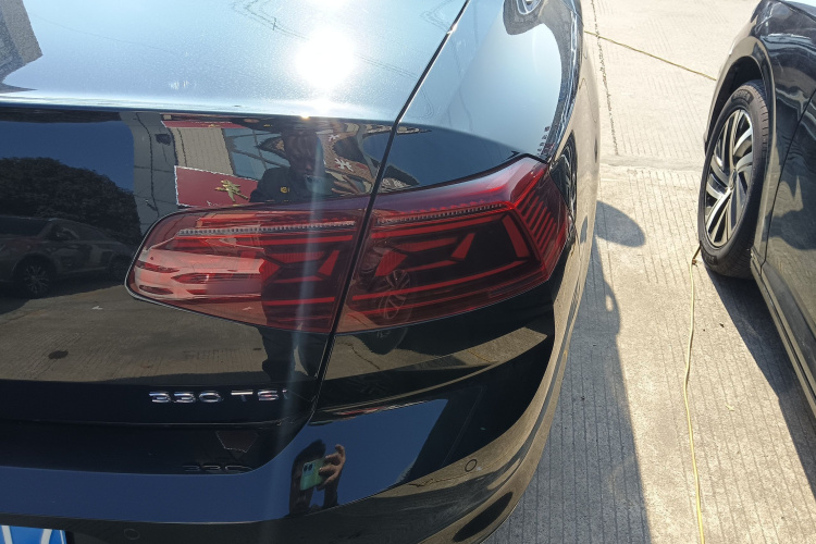 大众 迈腾 2023款 200万辆纪念版 330TSI DSG领先型车身外观9