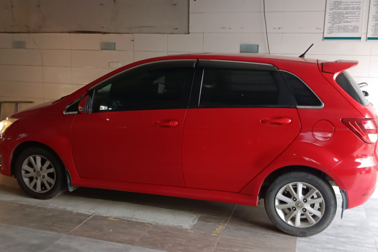 北京汽车E系列 2012款 两厢 1.5L 自动乐尚版车身外观4