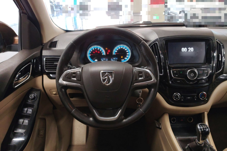 宝骏730 2014款 1.5L 手动豪华型 7座中控内饰13
