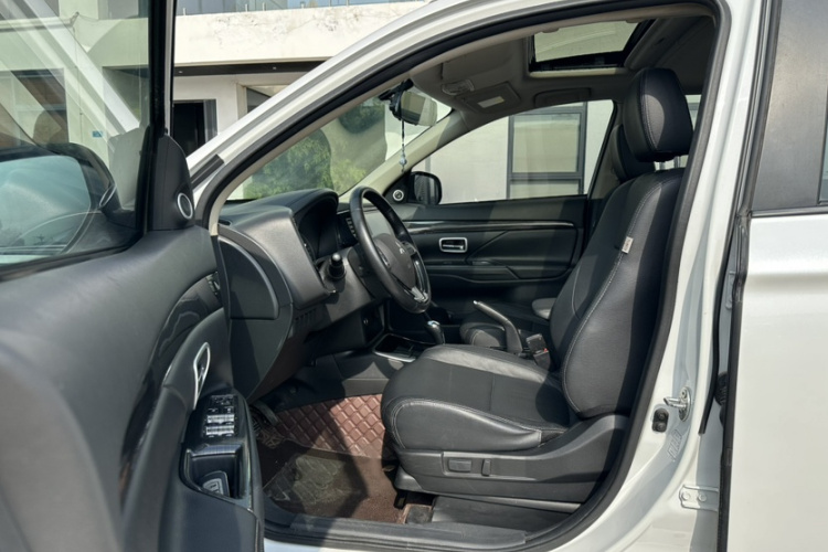 三菱 欧蓝德 2018款 2.0L 两驱荣耀版 5座中控内饰7001