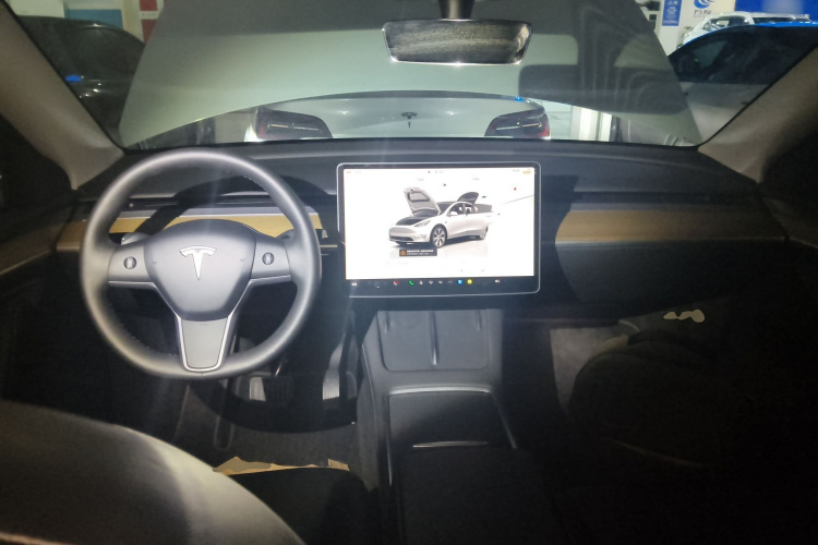 特斯拉 Model Y 2022款 长续航全轮驱动版中控内饰7002