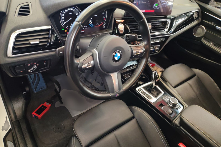 宝马1系 2023款 120i M运动曜熠版中控内饰7002