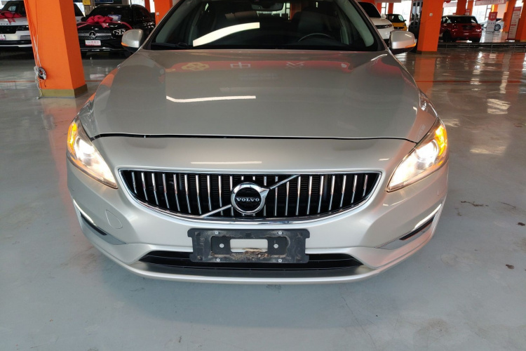 沃尔沃S60 2019款 S60L T3 智进版车身外观2