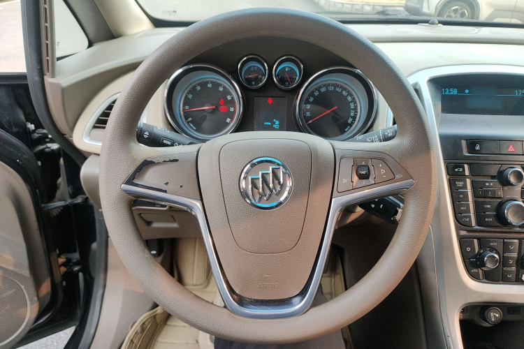 别克 英朗 2013款 GT 1.6L 手动进取版中控内饰13