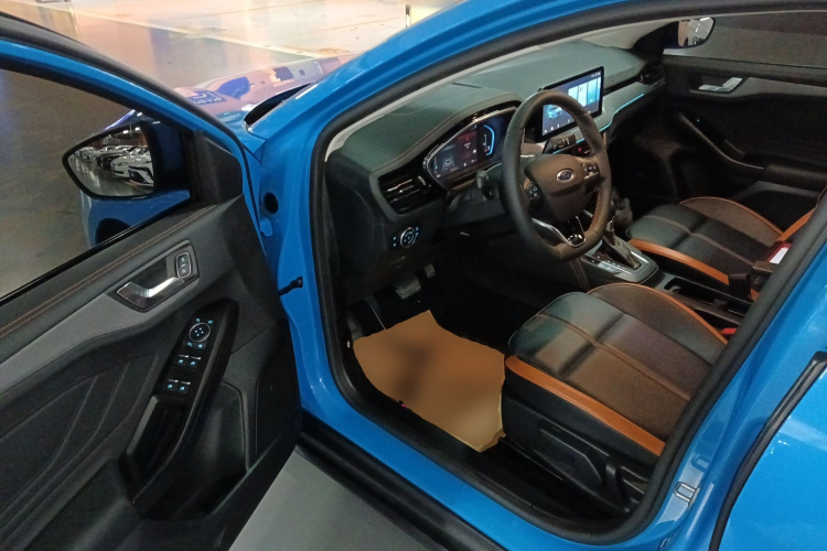 福特 福克斯 2022款 三厢 EcoBoost 180 自动竞速版中控内饰20