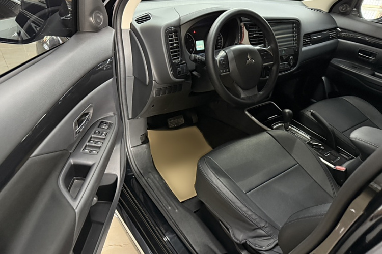 三菱 欧蓝德 2021款 2.0L 两驱畅行版 5座中控内饰7004