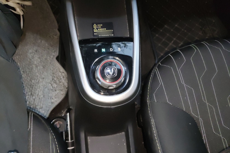 长安欧尚 奔奔E-Star 2021款 国民版 心悦版 磷酸铁锂（31.95kWh）局部细节18