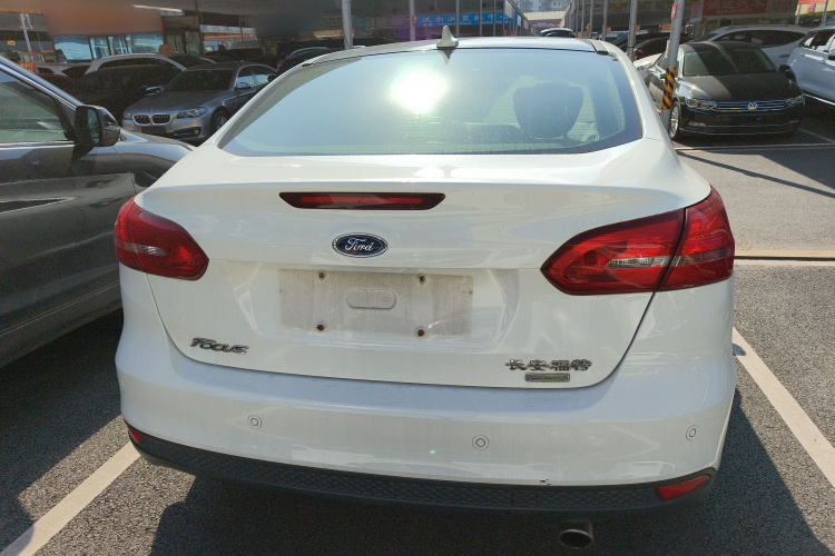 福特 福克斯 2017款 三厢 EcoBoost 180 自动精英型车身外观6