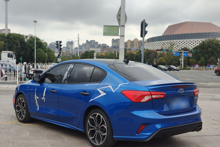 福特 福克斯 2021款 三厢 EcoBoost 180 自动ST Line车身外观6003