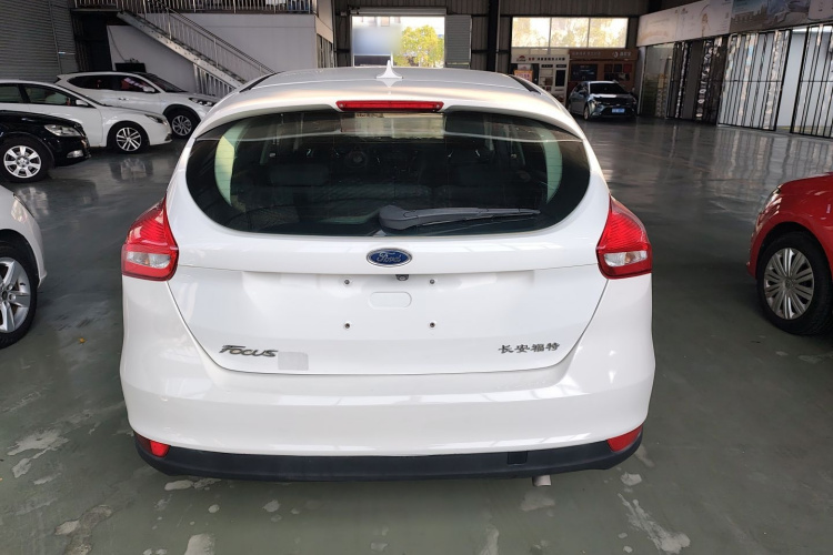 福特 福克斯 2017款 两厢 1.6L 自动舒适型智行版车身外观6