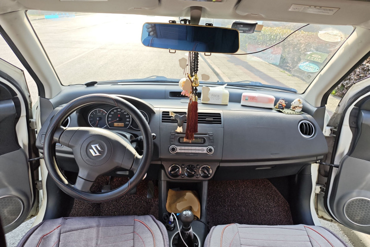 铃木 雨燕 2014款 1.5L 手动时尚型中控内饰12