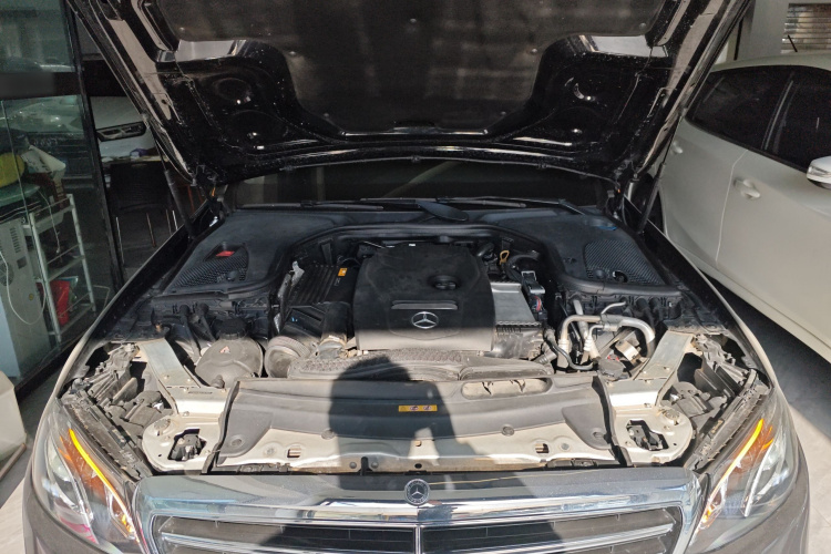 奔驰E级 2018款 改款 E 300 L 运动豪华型机舱底盘24