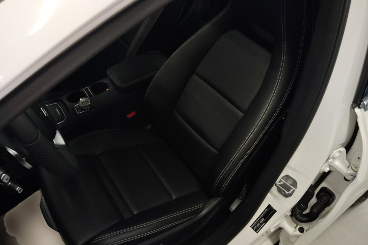 奔驰GLA 2019款 GLA 200 时尚型中控内饰19